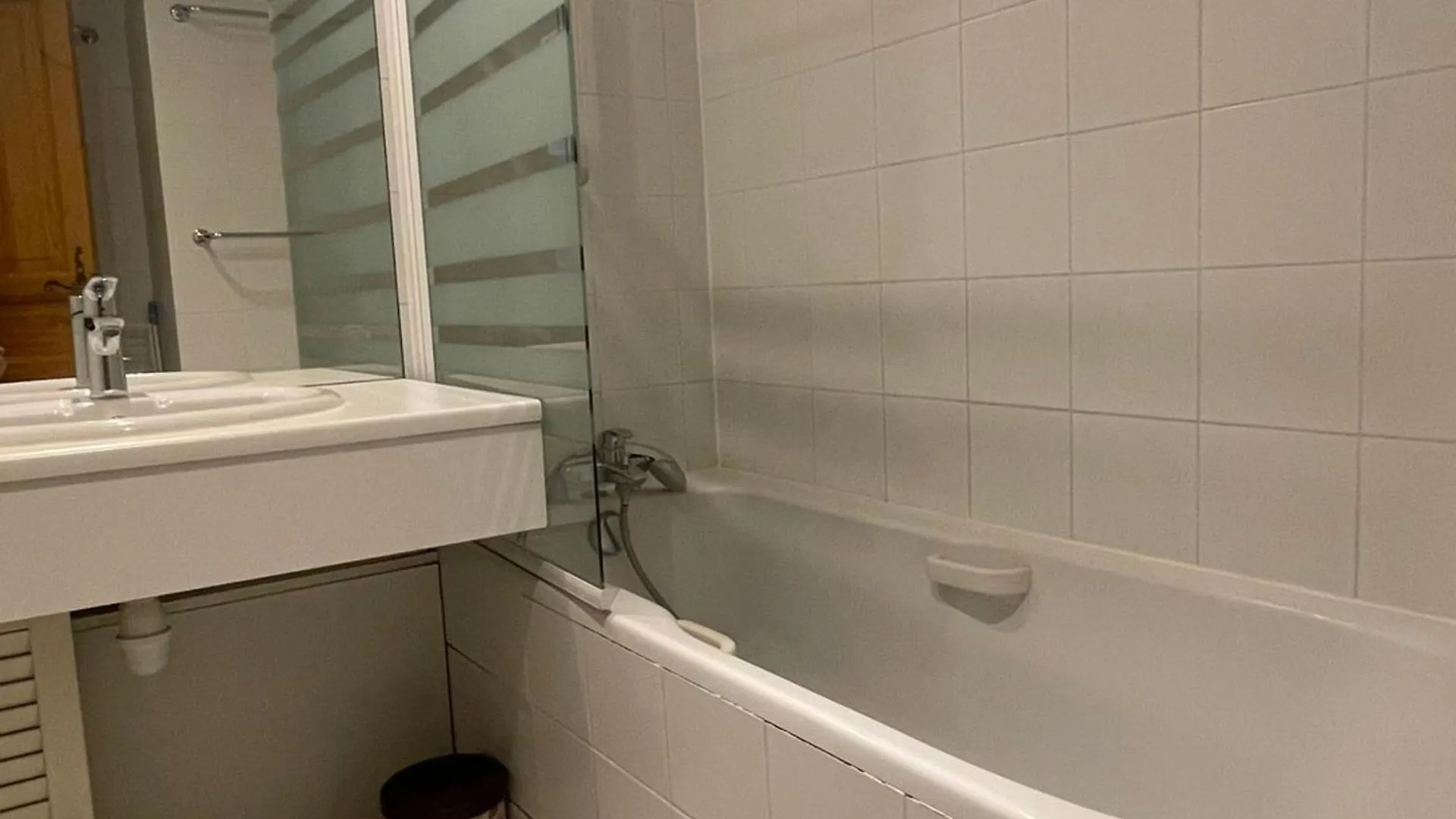 Appartement 2 Pieces Avec Piscine, Wifi Et Garage A Meribel Centre - Fr-1-411-654 Les Allues 0*,  France